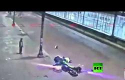 سائق دراجة نارية يصطدم بعامود إنارة