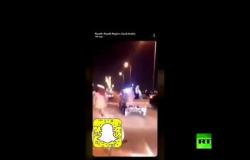 فيديو يظهر شابين وسط الرياض يقومان "بتصرفات شاذة"