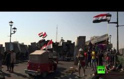 شاهد.. متظاهرون في بغداد يرمون الحجارة أثناء الاشتباك مع قوات الأمن وعدد الجرحى والقتلى يرتفع