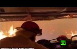 رجال إطفاء أستراليون يقحمون أنفسهم في غابة مشتعلة