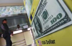 الدولار الأمريكي يتراجع عالمياً وسط ترقب الأوضاع التجارية