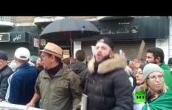 جزائريون يواصلون احتجاجاتهم في الجمعة الـ39 بمشاركة الصحفيين