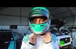أول سائقة سعودية في سباق للسيارات بالمملكة
