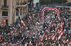 بالفيديو : الآلاف يهتفون بمطالب ثورة لبنان باحتفالات ذكرى الاستقلال