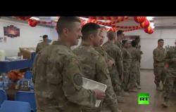 بينس يوزع أطباق الديك الرومي على جنود بلاده في العراق