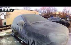 الجليد يصنع لوحة فنية من سيارة في موسكو