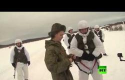 جنود روس يستخدمون زلاجات تجرها "الهاسكي"