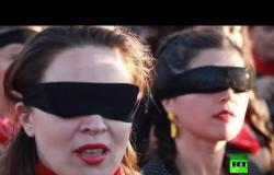 شاهد.. آلاف النساء تصدح أصواتهن بأغنية ضد الاغتصاب