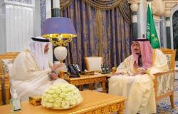 الملك سلمان يستعرض جدول القمة الخليجية مع أمين مجلس التعاون