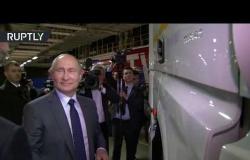 شاهد.. الرئيس بوتين يهنأ عمال وموظفي شركة "كاماز" ويصعد قمرة شاحنتها الجديدة