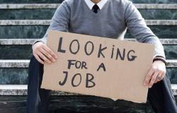 طلبات إعانة البطالة الأمريكية تتراجع من أعلى مستوى في عامين