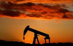 محدث.. النفط يرتفع عند التسوية مع التفاؤل بشأن التجارة