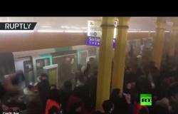 شاهد.. محتجو باريس يحتلون إحدى محطات المترو