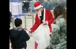 "بابا نويل" يوزع الهدايا على ركاب مطار القاهرة