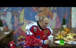 بعد مواجهة ساخنة.. بوتين يشرب من كوبه الشهير ويأكل الذرة