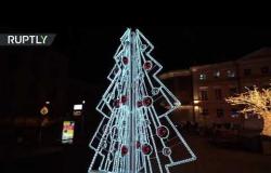 في غياب الثلوج.. أضواء عيد رأس السنة تزين موسكو