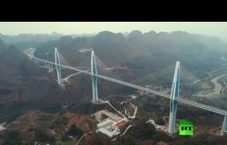 استكمال بناء جسر مع أكبر برج في العالم في محافظة غويجو الجنوبية الصينية