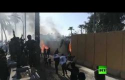 متظاهرون غاضبون يحرقون بوابة السفارة الأمريكية في بغداد