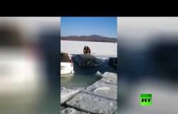 سقوط 30 سيارة في جليد خليج بأقصى شرق روسيا
