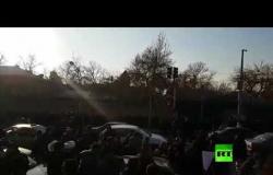 تظاهرات أمام السفارة البريطانية في طهران ومطالب بطرد السفير