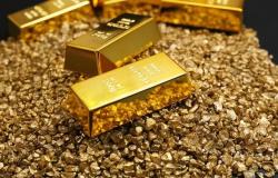 محدث..الذهب يربح 9 دولارات عند التسوية مع تراجع العملة الأمريكية