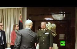 شاهد.. حفتر يستقبل وزير الخارجية الألماني في ضواحي بنغازي
