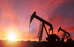 النفط يتراجع 1% مع تقلص المخاوف بشأن الإمدادات