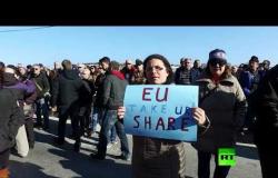الآلاف في ليسبوس اليونانية يتظاهرون ضد المهاجرين