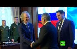 شاهد.. وزير الدفاع الروسي شويغو يستقبل المبعوث الأممي الخاص إلى سوريا بيدرسن في موسكو