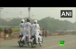 سائقات الدراجات النارية تظهرن مهاراتهن قبيل العرض العسكري في الهند