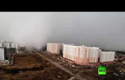 لقطات مذهلة لعاصفة ثلجية عاتية تجتاح مدينة روسية
