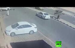 السعودية.. كاميرا مراقبة توثق لحظة فرار قاتل من مسرح الجريمة