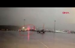 لحظة انزلاق طائرة من مدرج في اسطنبول قبل انشطارها الى جزءين