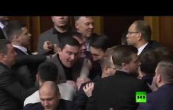 شاهد.. شجار في البرلمان الأوكراني
