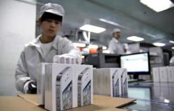 أكبر شركة لتصنيع آيفون تستأنف العمل في الصين بقدرات محدودة