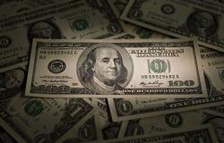 الدولار الأمريكي يتراجع عالمياً مع مكاسب الين والفرنك