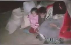 بالفيديو : ضابط تركي يبكي عند رؤيته عائلات سورية تنام في العراء هربا من الحرب