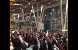 جماهير نادي الزمالك تستقبل "اللاعبين" في مطار القاهرة عقب تتويج السوبر