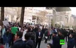 الطلاب في طهران يحتجون تحت شعار مقاطعة الانتخابات