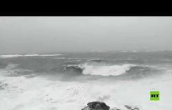 أمواج عالية تضرب ويلز مع اقتراب العاصفة دينيس