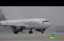 مقاتلات سورية تحي أول طائرة ركاب تصل حلب