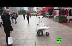 على هامش "كورونا".. روبوت يقوم بدور الشرطة في الصين