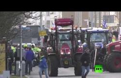 هولندا.. مزارعون ينفذون مسيرة بـ الجرارات