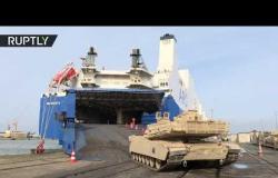 تفريغ العربات العسكرية الأمريكية في ميناء ألماني