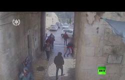 كاميرات المراقبة ترصد محاولة الطعن في القدس
