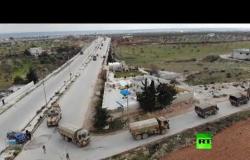 لقطات جوية لرتل عسكري تركي يسير نحو طريق M4 في إدلب