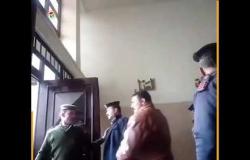 لحظة مغادرة المتهمين في "قضية محمود البنا" قاعة المحكمة