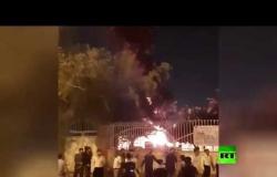 محتجون في إيران يشعلون النار في مركز صحي بسبب كورونا