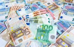 اليورو يرتفع أعلى 1.11 دولار مع آمال التحفيز النقدي العالمي