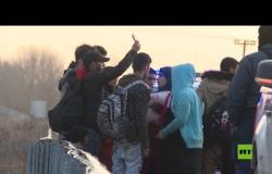 الشرطة اليونانية تعتقل مجموعة مهاجرين سوريين مع أطفالهم